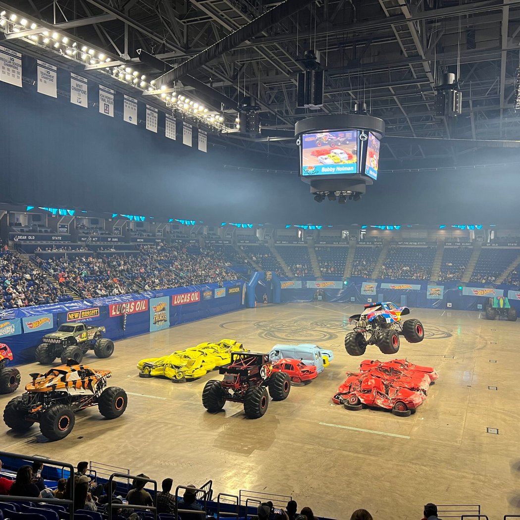 Hot Wheels Monster Trucks Live: Glow-N-Fire 4